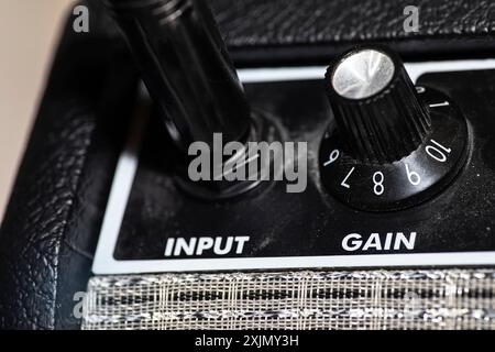Schwarz-weißer Gitarrenverstärker mit einem Regler mit der Bezeichnung INPUT und Gain Stockfoto