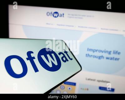 Stuttgart, Deutschland, 12.30.2022: Mobiltelefon mit Logo der Behörde für die Regulierung der Wasserwirtschaft (OFWAT) auf dem Bildschirm vor der Website. Konzentrieren Sie sich auf Stockfoto