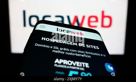 Stuttgart, Deutschland, 12.30.2022: Smartphone mit Webseite des brasilianischen Webhosting-Unternehmens Locaweb auf dem Bildschirm vor dem Business-Logo. Konzentrieren Sie sich auf Stockfoto