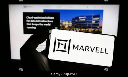 Stuttgart, Deutschland, 12.30.2022: Person, die ein Mobiltelefon mit dem Logo des US-amerikanischen Halbleiterkondurktorunternehmens Marvell Technology Inc. Auf dem Bildschirm hält Stockfoto