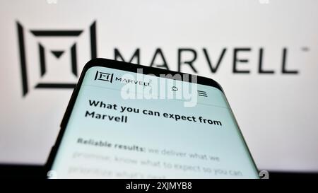 Stuttgart, Deutschland, 12.30.2022: Smartphone mit Website des amerikanischen Halbleiterkondurktorunternehmens Marvell Technology Inc. Auf dem Bildschirm vor dem Logo. Fokus Stockfoto