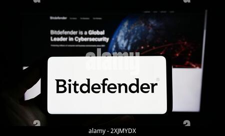 Stuttgart, Deutschland, 12.30.2022: Person, die ein Smartphone mit dem Logo des rumänischen Cybersicherheitsunternehmens Bitdefender auf dem Bildschirm vor der Website hält. Stockfoto