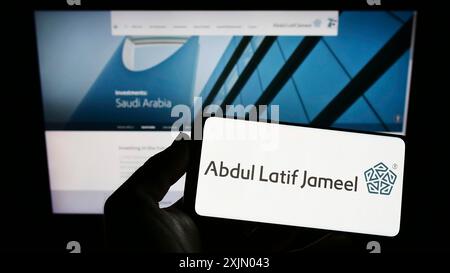 Stuttgart, 25.12.2022: Person, die ein Smartphone mit dem Logo des Saudi-arabischen Unternehmens Abdul Latif Jameel (ALJ) auf dem Bildschirm vor der Website hält. Stockfoto