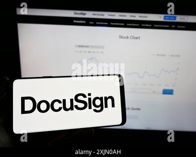 Stuttgart, Deutschland, 13.01.2023: Person, die ein Smartphone mit dem Logo der US-amerikanischen Firma DocuSign Inc. Auf dem Bildschirm vor der Website hält. Stockfoto