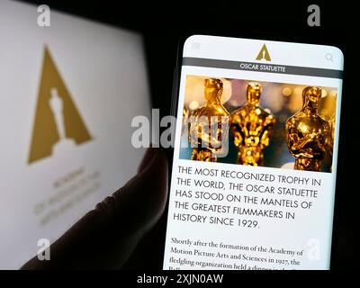 Stuttgart, Deutschland, 01-08-2023: Person, die ein Smartphone hält und die Website der Academy of Motion Picture Arts and Sciences (AMPAS) auf dem Bildschirm zeigt. Konzentrieren Sie sich auf Stockfoto