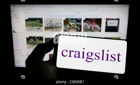 Stuttgart, Deutschland, 01-08-2023: Person, die ein Mobiltelefon mit dem Logo der Kleinanzeigen-Firma Craigslist Inc. Auf dem Bildschirm hält Stockfoto