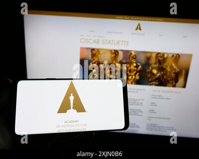 Stuttgart, Deutschland, 01-08-2023: Person, die ein Smartphone mit dem Logo der Academy of Motion Picture Arts and Sciences (AMPAS) auf dem Bildschirm hält Stockfoto