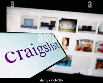 Stuttgart, Deutschland, 01-08-2023: Smartphone mit Logo der Kleinanzeigen-Firma Craigslist Inc. Auf dem Bildschirm vor der Website. Konzentrieren Sie sich auf Stockfoto