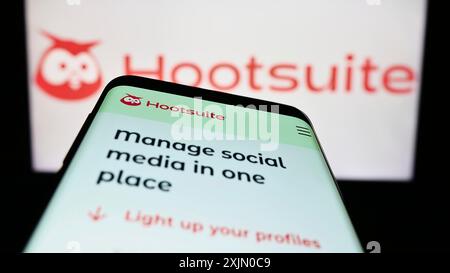 Stuttgart, Deutschland, 13.01.2023: Mobiltelefon mit Webseite des kanadischen Softwareunternehmens Hootsuite Inc. Auf dem Bildschirm vor dem Geschäftslogo. Konzentrieren Sie sich auf Stockfoto