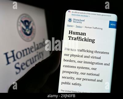 Stuttgart, Deutschland, 01-13-2023: Person, die ein Handy hält, mit Webseite des US Department of Homeland Security (DHS) vor dem Siegel auf dem Bildschirm. Fokus Stockfoto