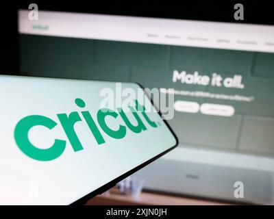 Stuttgart, Deutschland, 14.01.2023: Smartphone mit Logo der amerikanischen Schneidplotter-Firma Cricut Inc. Auf dem Bildschirm vor der Website. Konzentrieren Sie sich auf Stockfoto