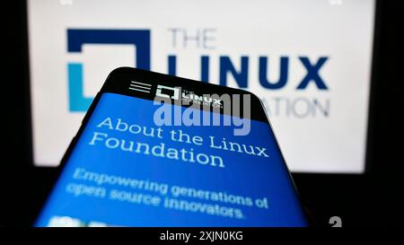 Stuttgart, Deutschland, 14.01.2023: Smartphone mit Webseite des Technologiekonsortiums Linux Foundation auf dem Bildschirm vor dem Logo. Fokus oben links von Stockfoto