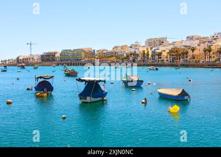 Eine Gruppe kleiner Boote schwimmt auf der Bucht von Malta. Marsaskala Küstenstadt in der südöstlichen Region Maltas Stockfoto