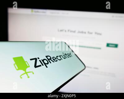 Stuttgart, Deutschland, 14.01.2023: Smartphone mit Logo der amerikanischen Jobplattform ZipRecruiter Inc. Auf dem Bildschirm vor der Website. Konzentrieren Sie sich auf Stockfoto