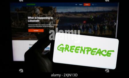 Stuttgart, Deutschland, 26.01.2023: Person mit Smartphone mit Logo des Umweltnetzwerks Greenpeace auf dem Bildschirm vor der Website. Stockfoto