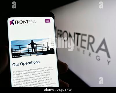 Stuttgart, Deutschland, 27.01.2023: Person, die ein Mobiltelefon hält, mit Webseite der kanadischen Frontera Energy Corporation auf dem Bildschirm mit Logo. Konzentrieren Sie sich auf Stockfoto