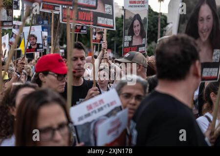 Israelische Bürger nehmen an einer Demonstration vor dem Militärstützpunkt Sha'ul Gate Teil. Dutzende Bürger versammelten sich vor dem Militärstützpunkt Sha'ul Gate in Tel Aviv, um Premierminister Benjamin Netanjahu zu bitten, einen Deal für die Rückkehr der Geiseln abzuschließen, bevor er seinen Flug nach Washington D.C. antritt, wo er eine Rede halten wird. Unter der Leitung des Familienkomitees der Geiseln und unter dem einheitlichen Slogan „sichere dir zuerst einen Deal, dann fliege“ überquerte die Demonstration die Straßen der Stadt und war an anderen Dutzenden von Orten im ganzen Land präsent. (Foto: Matteo Placucci/SOPA Images/SIPA USA) Stockfoto