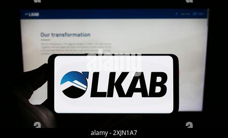 Stuttgart, Deutschland, 01.12.2023: Person mit Smartphone mit Logo der Firma Luossavaara-Kiirunavaara ab (LKAB) auf dem Bildschirm vor der Website. Stockfoto