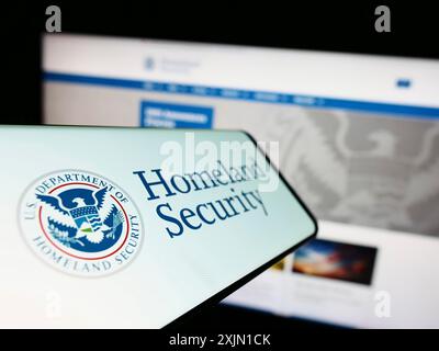 Stuttgart, Deutschland, 01-13-2023: Mobiltelefon mit Siegel des amerikanischen Ministeriums für Heimatschutz (DHS) vor der Website. Konzentrieren Sie sich auf Stockfoto