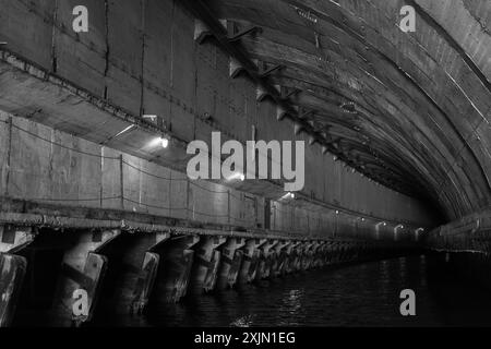 Innenansicht des leeren Betontunnels, Teil einer verlassenen unterirdischen U-Boot-Basis aus der UdSSR-Zeit. Balaklava, Krim. Industriearchitektur Stockfoto