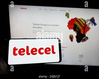 Stuttgart, Deutschland, 22.01.2023: Person, die ein Smartphone mit dem Logo des Telekommunikationsunternehmens Telecel Group auf dem Bildschirm vor der Website hält. Fokus Stockfoto