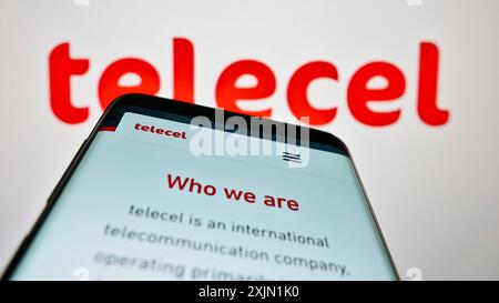 Stuttgart, Deutschland, 22.01.2023: Smartphone mit Webseite des Telekommunikationsunternehmens Telecel Group auf dem Bildschirm vor dem Geschäftslogo. Konzentrieren Sie sich auf Stockfoto