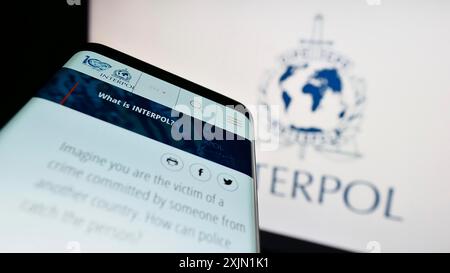 Stuttgart, Deutschland, 22.01.2023: Smartphone mit Website der Internationalen Kriminalpolizeiorganisation (ICPO) vor dem Logo. Konzentrieren Sie sich auf Stockfoto
