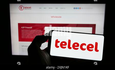 Stuttgart, Deutschland, 22.01.2023: Person, die ein Mobiltelefon mit dem Logo des Telekommunikationsunternehmens Telecel Group vor dem Geschäft auf dem Bildschirm hält Stockfoto