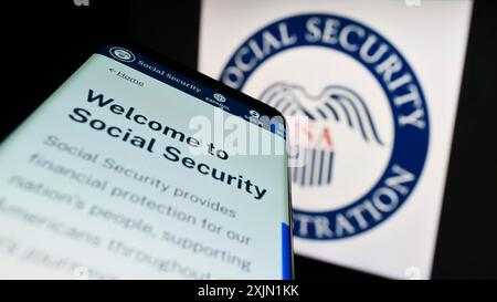 Stuttgart, Deutschland, 22.01.2023: Mobiltelefon mit Webseite der US-Sozialversicherungsbehörde (SSA) vor dem Siegel. Fokus oben links von Stockfoto