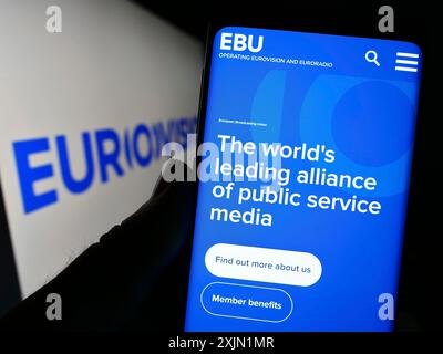 Stuttgart, Deutschland, 22.01.2023: Person mit Smartphone und Website der Europäischen Rundfunkunion (EBU) auf dem Bildschirm vor dem Logo. Stockfoto