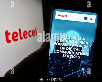 Stuttgart, Deutschland, 22.01.2023: Person, die ein Mobiltelefon hält, mit Website des Telekommunikationsunternehmens Telecel Group auf dem Bildschirm vor dem Logo. Fokus Stockfoto