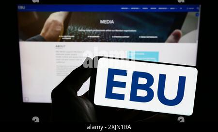 Stuttgart, Deutschland, 22.01.2023: Person, die ein Smartphone mit dem Logo der Europäischen Rundfunkunion (EBU) auf dem Bildschirm vor der Website hält. Stockfoto