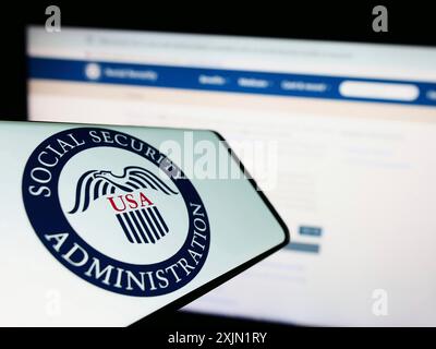 Stuttgart, 22.01.2023: Smartphone mit Siegel der American Social Security Administration (SSA) auf dem Bildschirm vor der Website. Konzentrieren Sie sich auf die Mitte Stockfoto