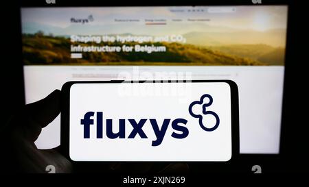 Stuttgart, Deutschland, 29.01.2023: Person, die ein Smartphone mit dem Logo der Gasfernleitungsgesellschaft Fluxys Belgium S.A. auf dem Bildschirm vor der Website hält. Stockfoto