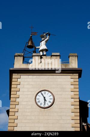 Montepulciano, Toskana, Italien. Torre di Pulcinella auf der Piazza Michelozzo Stockfoto