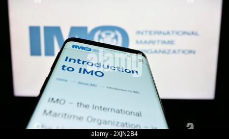 Stuttgart, Deutschland, 03.07.2023: Smartphone mit Website der Internationalen Seeschifffahrtsorganisation (IMO) auf dem Bildschirm vor dem Logo. Fokus oben links von Stockfoto