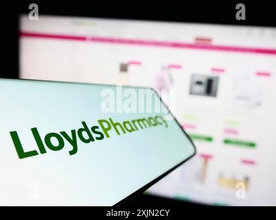 Stuttgart, Deutschland, 03.07.2023: Smartphone mit Logo des britischen Unternehmens LloydsPharmacy Limited auf dem Bildschirm vor der Business-Website. Fokussieren Sie links Stockfoto