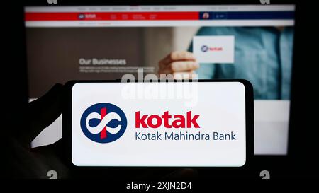 Stuttgart, Deutschland, 29.01.2023: Person, die ein Smartphone mit dem Logo des indischen Finanzunternehmens Kotak Mahindra Bank auf dem Bildschirm vor der Website hält. Stockfoto