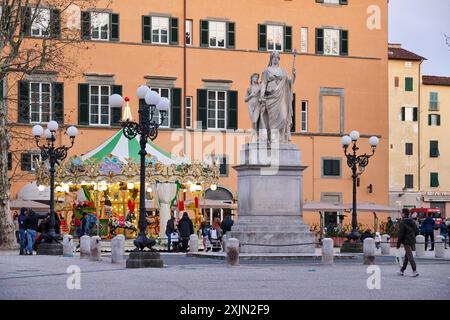 Statua di Maria Luisa di Borbone auf der Piazza Napoleone in Lucca, Toskana, Italien Stockfoto