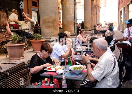Bologna, Italien. Restaurant in einer Seitenstraße Stockfoto