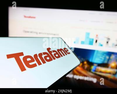 Stuttgart, Deutschland, 03.08.2023: Smartphone mit Logo des finnischen Akkuchemieunternehmens Terrafame Oy auf dem Bildschirm vor der Business-Website. Fokus Stockfoto