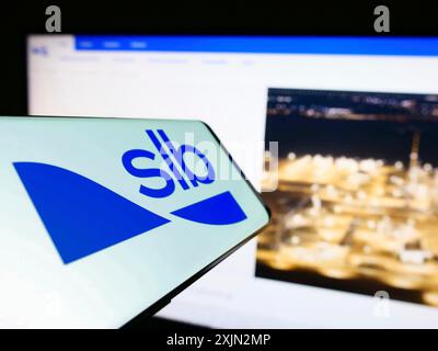 Stuttgart, Deutschland, 03.09.2023: Smartphone mit Logo der Ölfeldfirma Schlumberger Limited (SLB) auf dem Bildschirm vor der Business-Website. Konzentrieren Sie sich auf Stockfoto