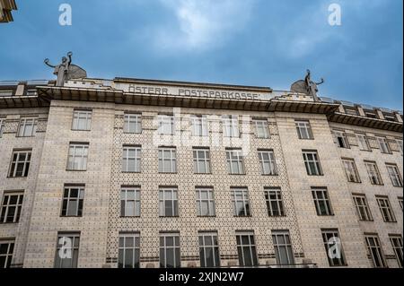 Wien, Österreich, 21. August 2022. Schöne Aufnahme mit der Fassade der Österreichischen Postsparkasse, einer modernen Post. Auf dem Dach zwei Engel. Stockfoto