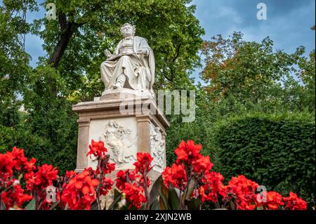 Wien, Österreich, 21. August 2022. Wunderschöne Aufnahme des Franz Schubert-Denkmals im Stadtpark. Aufnahmen mit niedrigem Winkel. Stockfoto