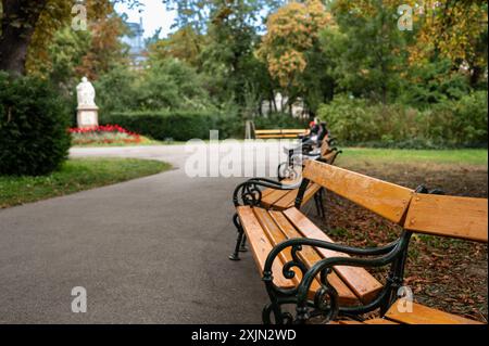Wien, Österreich, 21. August 2022. Schöne Aufnahme der charakteristischen Bänke des Stadtparks. Das Konzept der Ruhe und Entspannung in der Natur, Gruppe Stockfoto