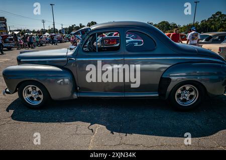 Gulfport, MS - 01. Oktober 2023: Hochperspektivische Seitenansicht eines Ford Super Deluxe Coupés aus dem Jahr 1947 auf einer lokalen Autoshow. Stockfoto