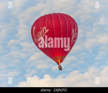 Bright Red Hot Air Balloon; „Jungfrau Ballonflüge“ – über Buckinghamshire, Südengland. Stockfoto