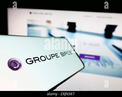Stuttgart, Deutschland, 13.03.2023: Mobiltelefon mit Logo der französischen Bankgesellschaft Groupe BPCE auf dem Bildschirm vor der Business-Website. Konzentrieren Sie sich auf Stockfoto
