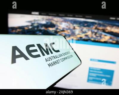 Stuttgart, Deutschland, 13.03.2023: Smartphone mit Logo der Australian Energy Market Commission (AEMC) auf dem Bildschirm vor der Website. Konzentrieren Sie sich auf die Mitte von Stockfoto