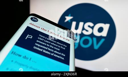 Stuttgart, Deutschland, 13.03.2023: Smartphone mit Website der US-Bundesregierung Website USA.gov auf dem Bildschirm vor dem Logo. Fokus oben links von Stockfoto